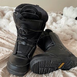 Salomon womens snowboard Boots size 6 1/2 great condition !